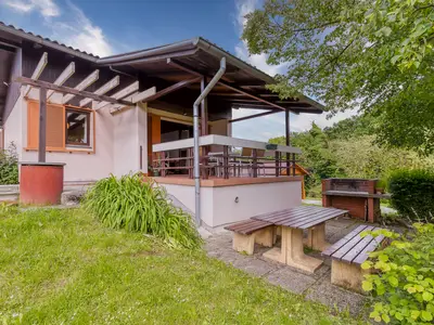 Schönes Haus mit Terrasse, umgeben von Grünanlagen