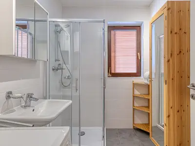 Badezimmer mit Dusche