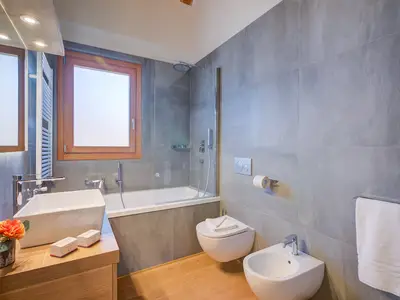 Badezimmer mit Badewanne