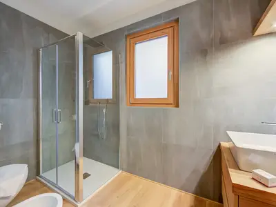 Badezimmer mit Dusche