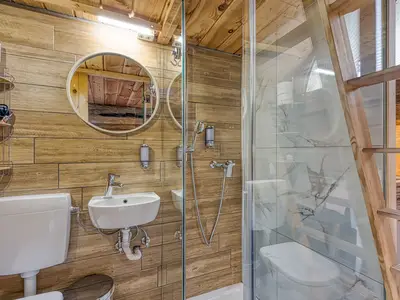 Badezimmer mit Dusche