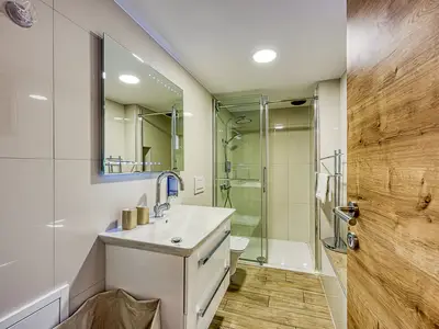 Badezimmer mit Dusche