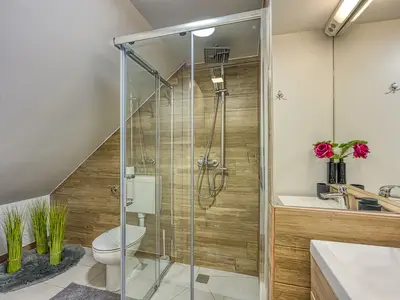 Badezimmer mit Dusche