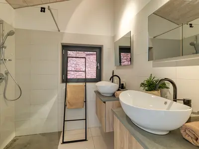 Badezimmer mit Dusche