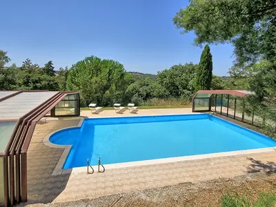 Privates Schwimmbad mit Überdachung