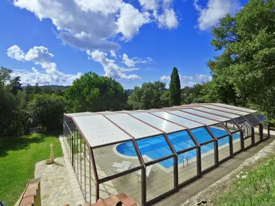 Privates Schwimmbad mit Überdachung