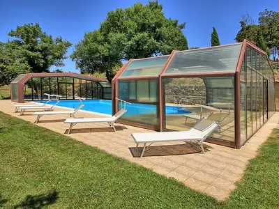 Privates Schwimmbad mit Überdachung