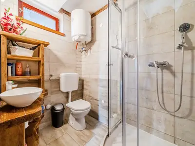 Badezimmer mit Dusche