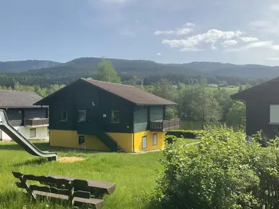 Spielplatz hinter dem Haus