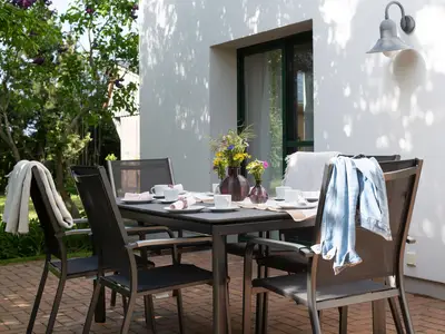 Terrasse mit Gartenmöbeln