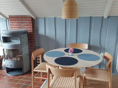 Gemütlicher Essplatz neben dem Ofen