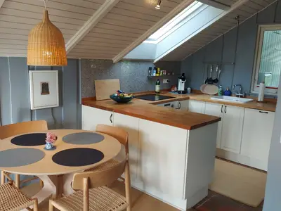 Essplatz im Wohnbereich mit Küche im Hintergrund