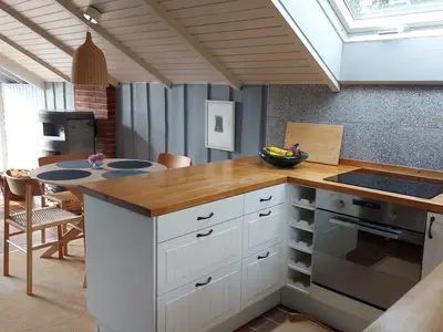 Offene Wohnküche mit Spülmaschine