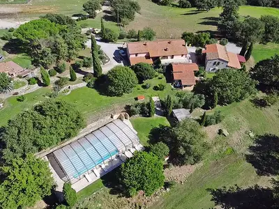 Luftaufnahme mit dem Haus des Eigentümers, dem Bauernhaus und den Nebengebäuden