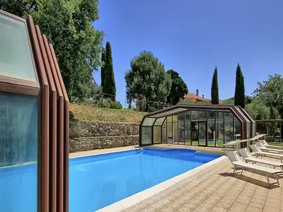 Privates Schwimmbad mit Überdachung