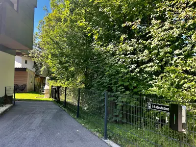 Zufahrt, Parken & E-Ladestation