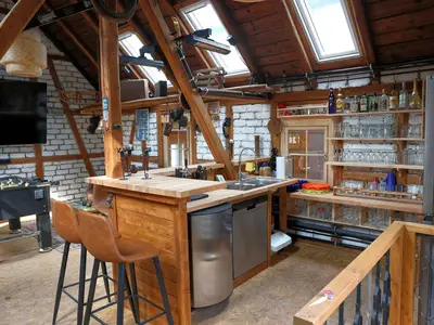 Blick hinter die Bar mit Zapfanlage und Spülmaschine