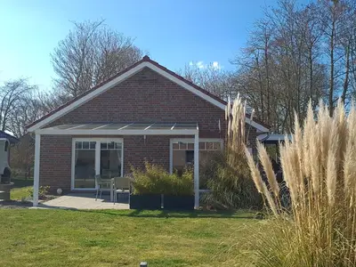 Außenansicht eines charmanten Ferienhauses mit Garten