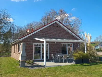 Außenansicht eines Ferienhauses mit Garten