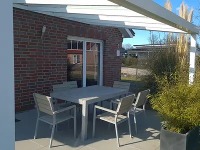 Gemütliche Terrasse mit Tisch und Stühlen