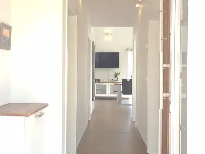 Moderner Flur mit Holzfußboden