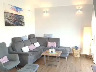 Gemütliches Wohnzimmer mit grauer Couch