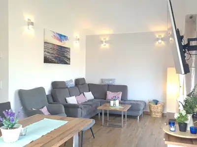 Gemütliches Wohnzimmer mit Sofa und Esstisch