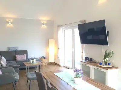 Helles Wohnzimmer mit Sofa und Fernseher