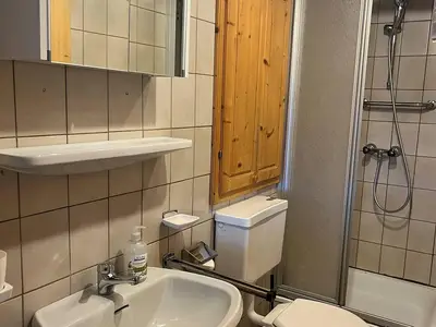 Badezimmer mit Dusche u. WC