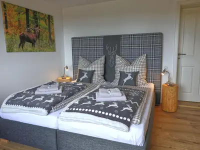 Schlafzimmer 1 mit romantischem Bett und Deko