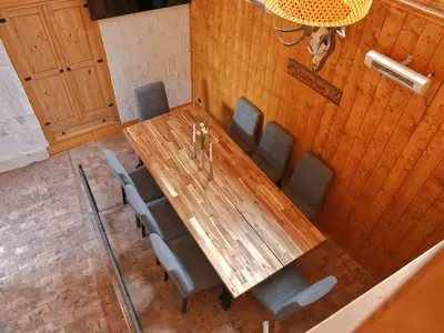 Tisch für 8 bis 10 Personen in beheizbarem Bereich zwischen Haus und Partyscheune