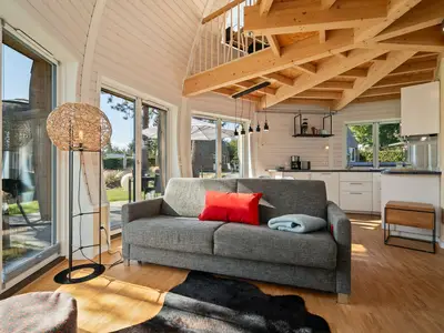 ChatGPT:Ferienhaus Nordkugel – Kugelhaus am Tollensesee – stilvoller Wohnbereich mit Panoramablick in den Garten