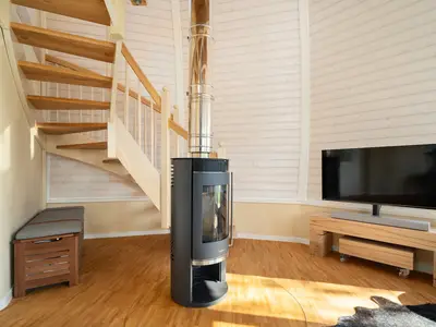 ChatGPT:Ferienhaus Nordkugel – Kugelhaus am Tollensesee – gemütlicher Wohnbereich mit Kaminofen, TV und Galerieaufgang