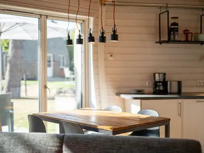 ChatGPT:Ferienhaus Nordkugel – Kugelhaus am Tollensesee – stilvoller Essplatz mit Designbeleuchtung