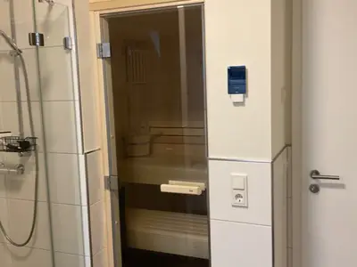 Sauna mit Glasfront und Holzverkleidung.