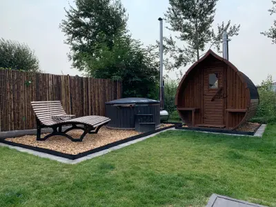 Wellnessbereich mit Sauna und Liege