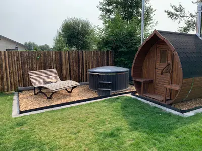 Wellnessbereich mit Sauna und Whirlpool