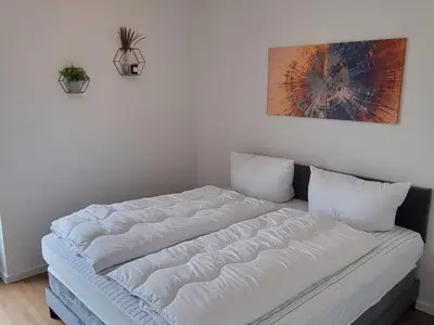 Schlafzimmer mit Doppelbett und Wanddekoration