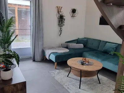 Heller Wohnraum mit Sofa und Tisch.