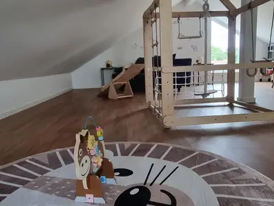 Spielecke im Kinderzimmer mit Holzspielzeuge