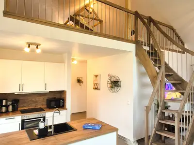 Moderne Küche mit Holzarbeitsfläche und Treppe