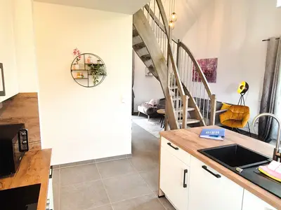 Moderne Küche mit Holzarbeitsfläche und Treppe