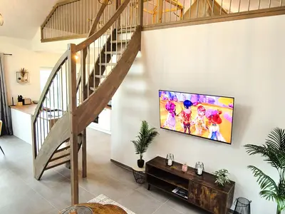 Modernes Wohnzimmer mit Treppe und Fernseher