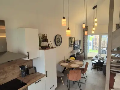 Moderne Küche mit Esstisch und Wohnzimmerbereich.