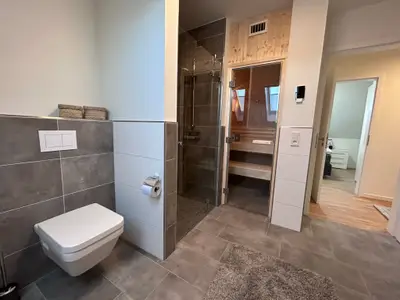 Modernes Badezimmer mit Dusche und Sauna