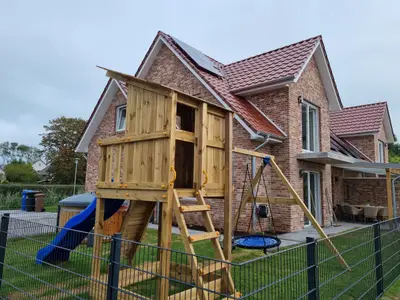 Außenansicht eines Hauses mit Spielplatz