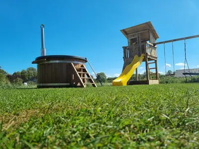 Garten mit Whirlpool und Spielturm