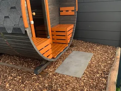 Moderne Sauna aus Holz mit Glastür