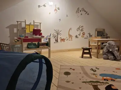 Spielzimmer mit Tiermotiven und Spielzeug