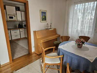 Esstisch mit Blick in Küche